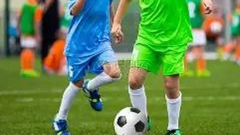 新晋小花亮相活动面容显伤痕，曾传暂停学业产子