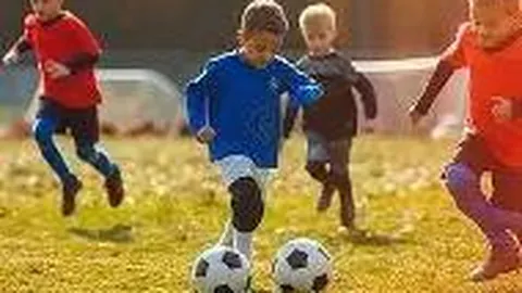 岳云鹏女儿学乐器照流出，神似父亲萌态十足