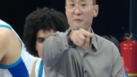 巴黎力夺三冠王挑战，稳获法甲头名，法国杯决战对决，欧冠与维拉激战正酣